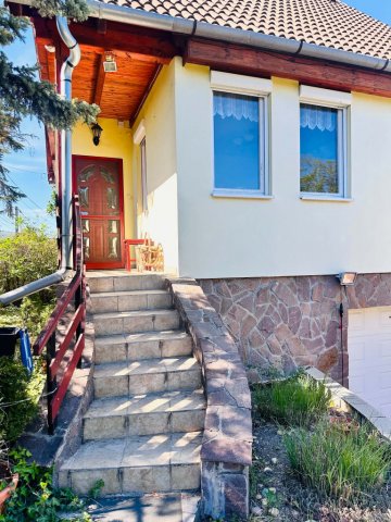 Eladó családi ház, Szentendrén 93.3 M Ft, 4 szobás