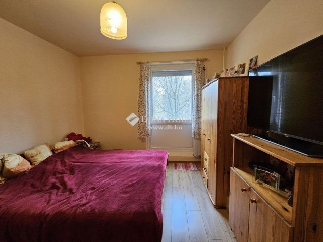 Eladó panellakás, Pécsett 44.9 M Ft, 2 szobás