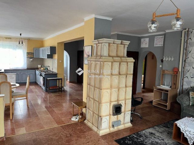 Eladó családi ház, Balatonfenyvesen 224 M Ft, 9 szobás