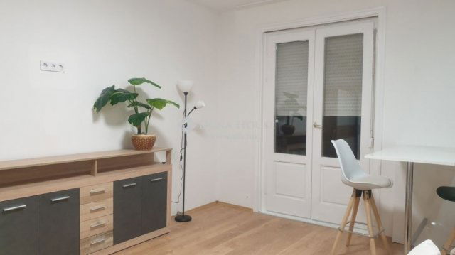 Eladó téglalakás, Pécsett 57.5 M Ft, 3 szobás