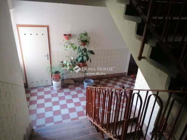 Eladó téglalakás, Komlón 23.5 M Ft, 3 szobás