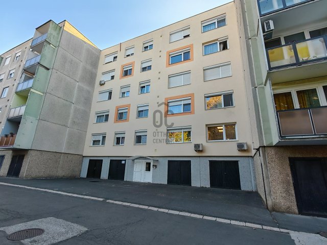 Eladó panellakás, Ajkán 33.9 M Ft, 2 szobás