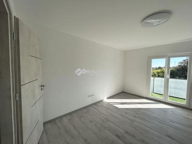Eladó panellakás, Pécsett 52.9 M Ft, 2 szobás