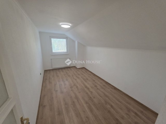 Eladó családi ház, Dabason 89.9 M Ft, 8 szobás