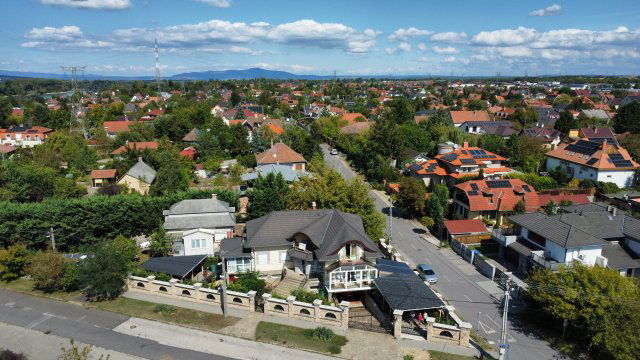 Eladó családi ház, Dunakeszin, Liget utcában 230 M Ft, 7 szobás