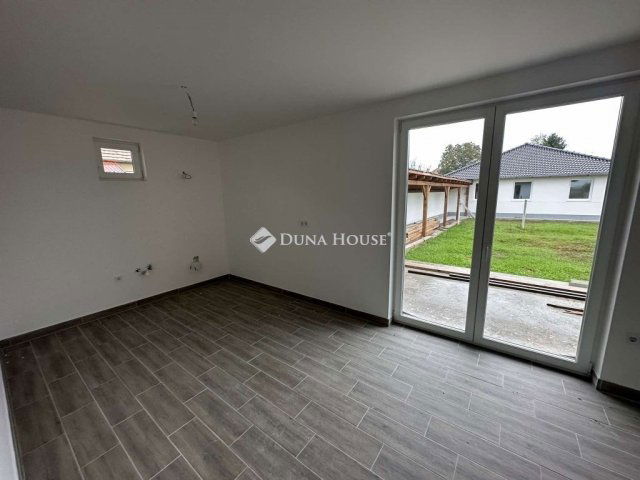 Eladó ikerház, Kakucson 89.9 M Ft, 4 szobás