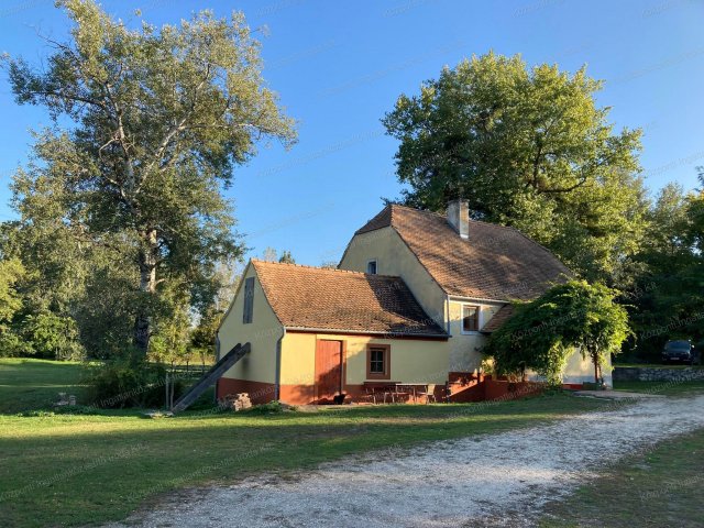 Eladó üzlethelyiség, Tatabányán 140 M Ft, 3 szobás