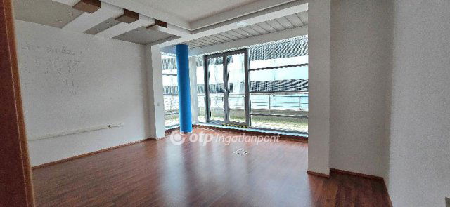 Kiadó iroda, Debrecenben 2000 E Ft / hó, 13 szobás