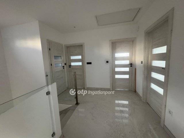 Eladó sorház, Velencén 220 M Ft, 5 szobás / költözzbe.hu