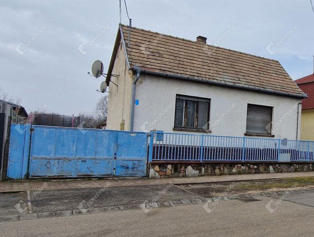 Eladó családi ház, Kisbéren 30 M Ft, 3 szobás