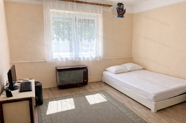 Eladó családi ház, Újszászon 36.5 M Ft, 3 szobás