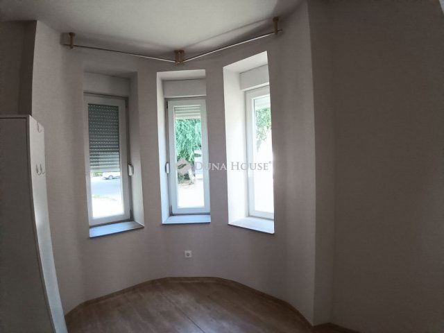 Eladó téglalakás, Cegléden 22.9 M Ft, 3 szobás
