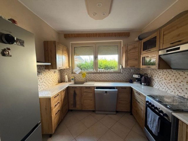 Eladó családi ház, Pécsett 95 M Ft, 2 szobás