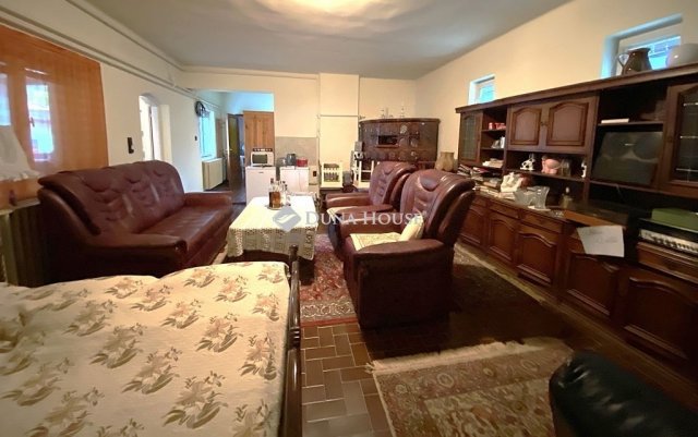 Eladó családi ház, Békéscsabán 59.9 M Ft, 8 szobás