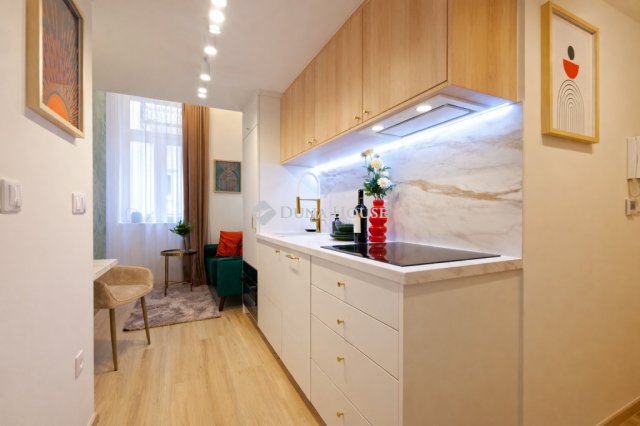 Eladó téglalakás, Budapesten, VI. kerületben 55.9 M Ft, 1 szobás