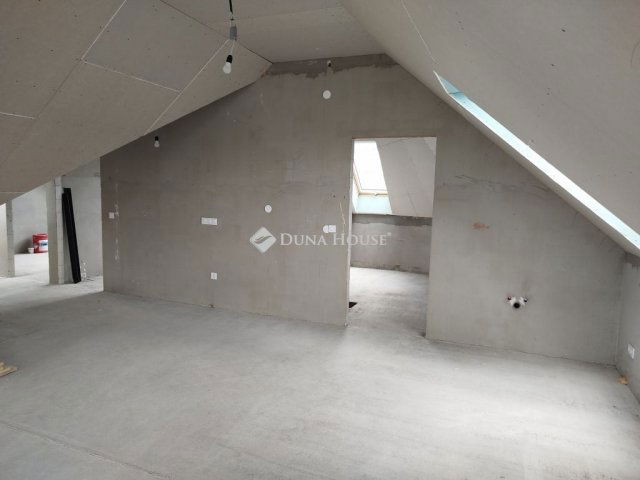 Eladó családi ház, Sukorón 269 M Ft, 7 szobás