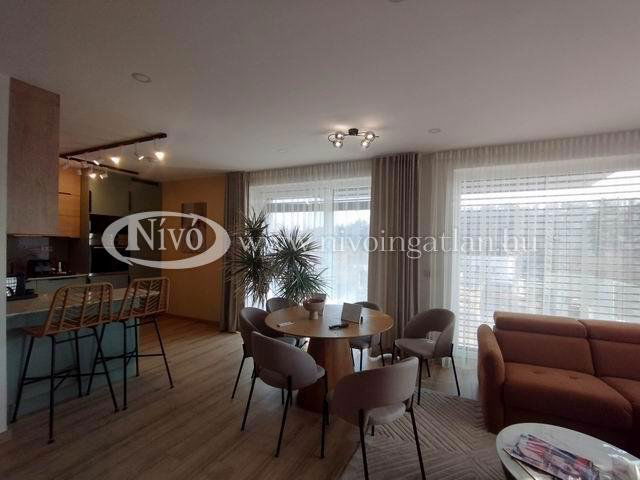 Eladó téglalakás, Veszprémben 198 M Ft, 4 szobás