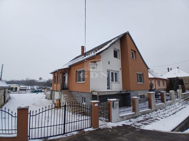 Eladó családi ház, Veszprémben 89.9 M Ft, 4 szobás