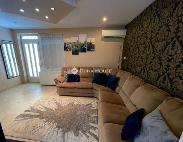 Eladó családi ház, Pécsett 109 M Ft, 6 szobás