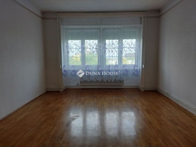 Eladó téglalakás, Pétfürdőn 58 M Ft, 4 szobás