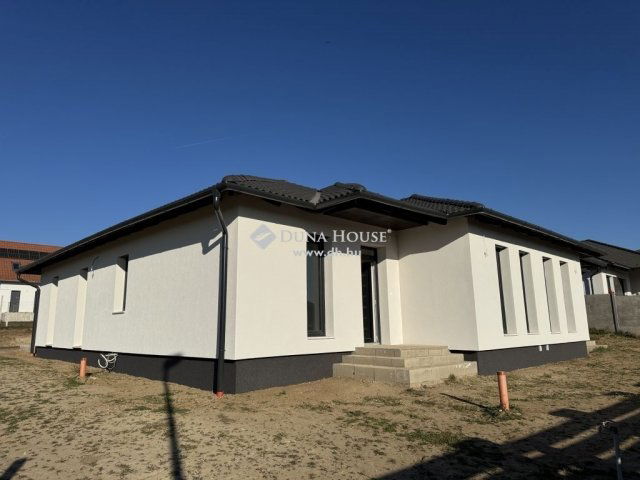 Eladó ikerház, Nagytarcsán 105 M Ft, 4 szobás