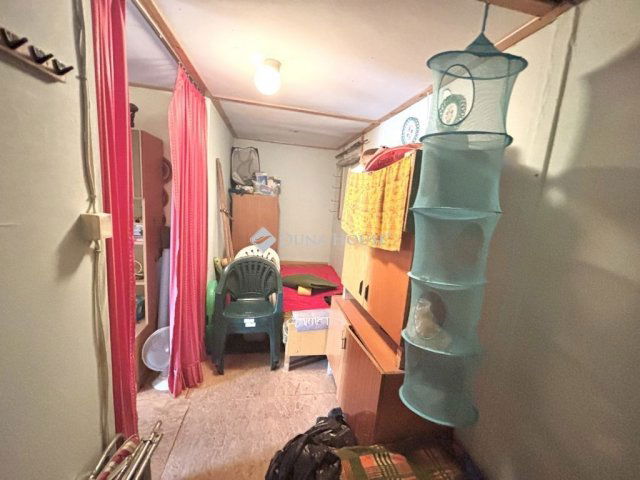 Eladó családi ház, Szigetszentmiklóson 18 M Ft, 2 szobás