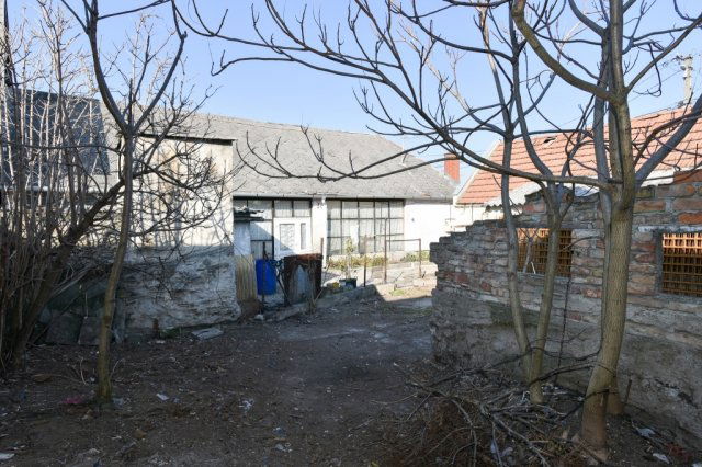 Eladó családi ház, Veszprémben 21.9 M Ft, 2 szobás