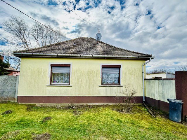 Eladó családi ház, Fehértón 29.9 M Ft, 3 szobás