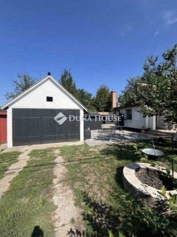 Eladó családi ház, Vecsésen 113.9 M Ft, 3 szobás