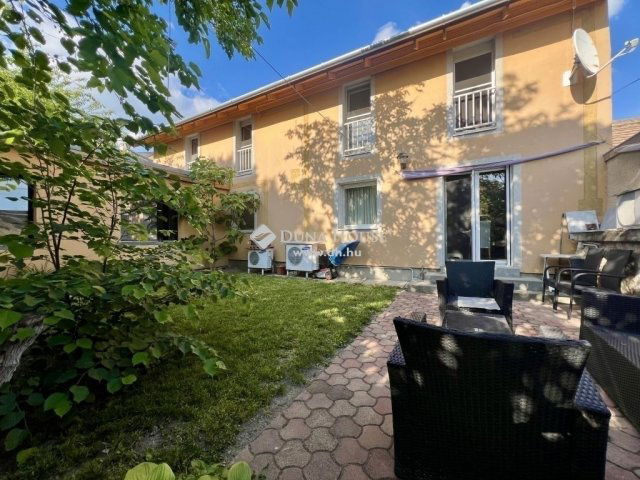 Eladó családi ház, Pécsett 177 M Ft, 6 szobás