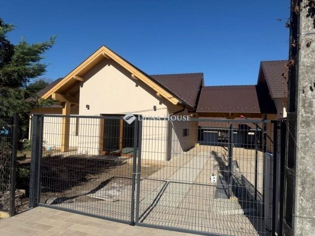 Eladó ikerház, Veresegyházon 146.8 M Ft, 5 szobás