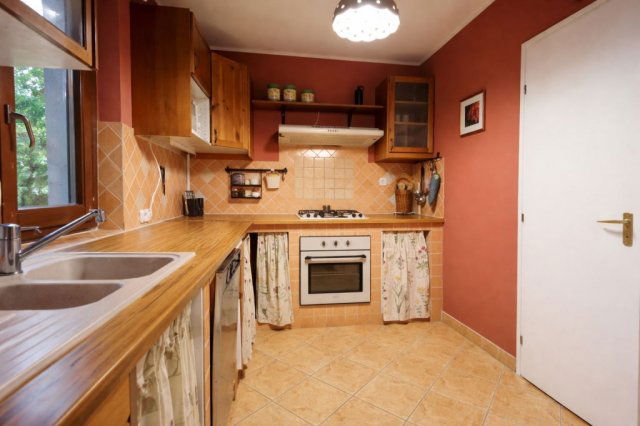 Eladó családi ház, Bakonykútiban 99 M Ft, 5 szobás