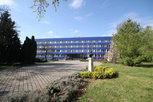 Eladó ipari ingatlan, Tatabányán 835 M Ft, 99 szobás