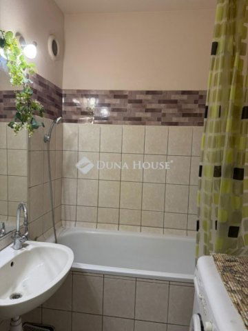 Eladó panellakás, Szegeden 62.9 M Ft, 3 szobás