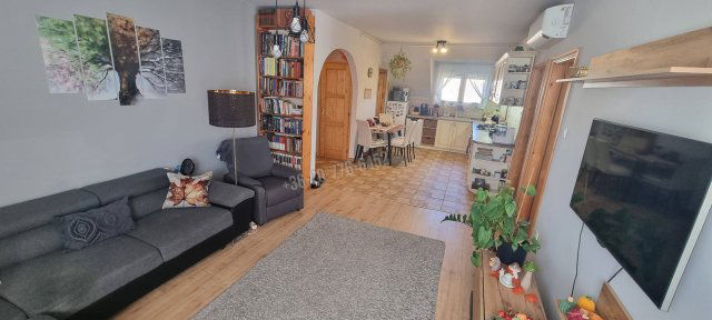 Eladó téglalakás, Esztergomban 56 M Ft, 4 szobás