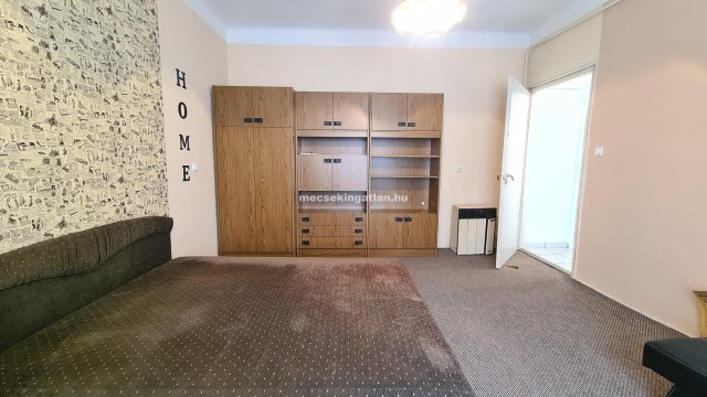 Kiadó téglalakás, albérlet, Pécsett 140 E Ft / hó, 1 szobás