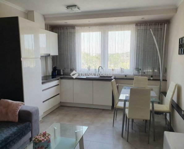 Eladó téglalakás, Pécsett 55.9 M Ft, 3 szobás