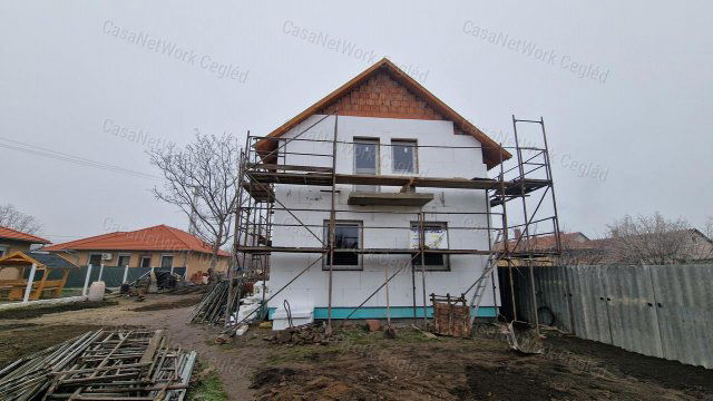Eladó téglalakás, Cegléden 64 M Ft, 4 szobás