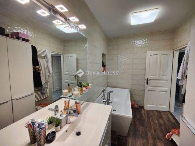 Eladó családi ház, Budapesten, IV. kerületben 180 M Ft, 6 szobás