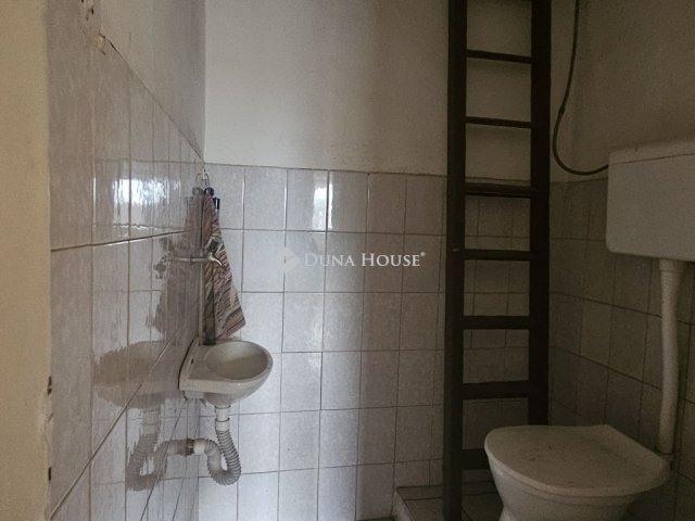 Eladó családi ház, Pécsett 85 M Ft, 7 szobás