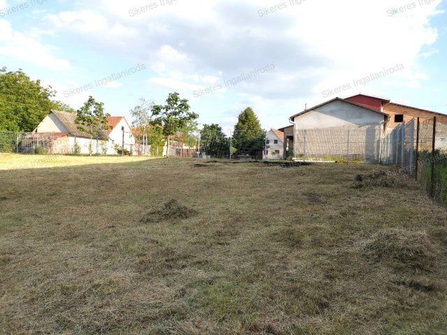 Eladó üzlethelyiség, Komáromban 125 M Ft, 3 szobás