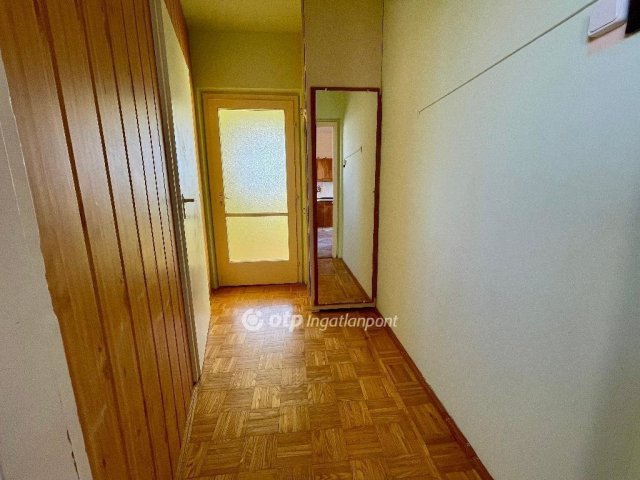 Eladó panellakás, Debrecenben 69.9 M Ft, 3 szobás