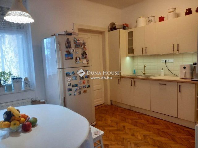 Eladó téglalakás, Pécsett 67 M Ft, 4 szobás
