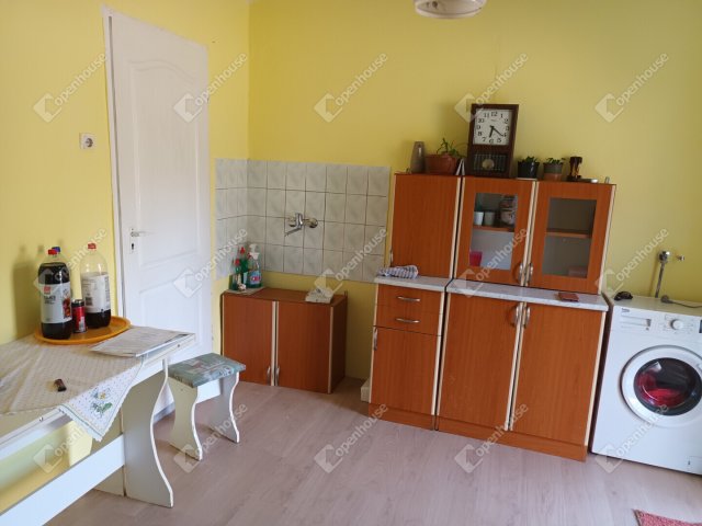 Eladó családi ház, Süttőn 15 M Ft, 1 szobás