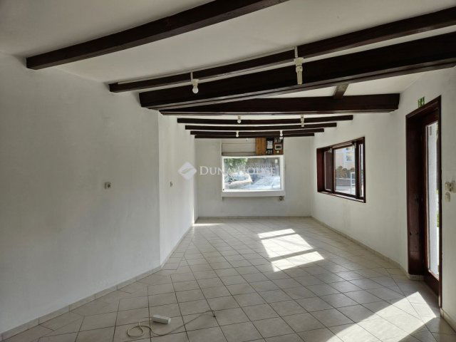 Eladó üzlethelyiség, Pannonhalmán 57.8 M Ft