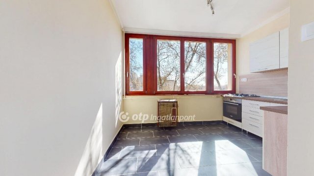 Eladó panellakás, Nyírbátorban 37.8 M Ft, 2 szobás