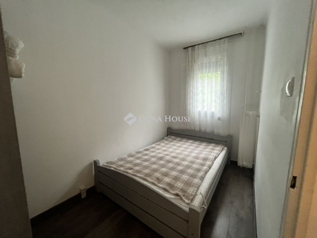 Eladó panellakás, Pécsett 34.9 M Ft, 2 szobás