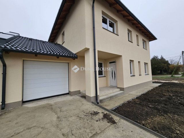 Eladó ikerház, Debrecenben 155 M Ft, 7 szobás