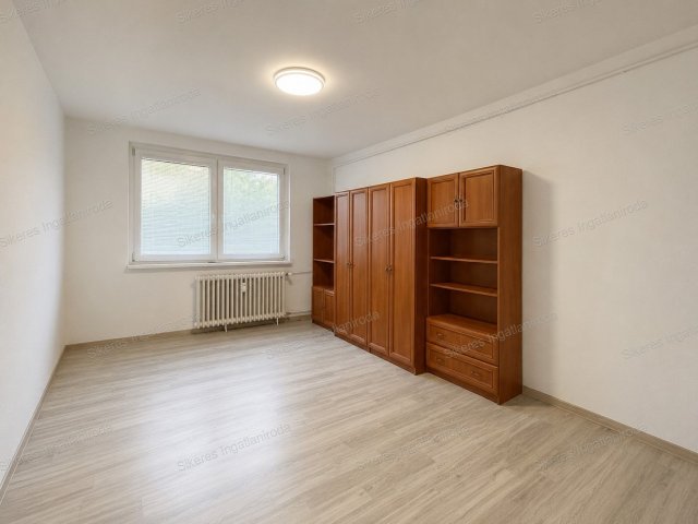 Eladó panellakás, Almásfüzitőn 33 M Ft, 2 szobás