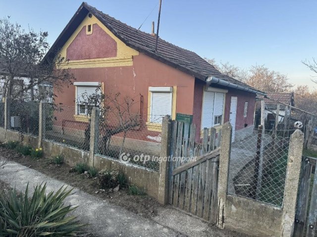 Eladó családi ház, Tiszafüreden 17 M Ft, 2 szobás